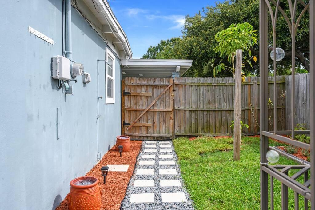 The Spanish Beach Home Only 10Mins From The Beach! Largo Exterior photo
